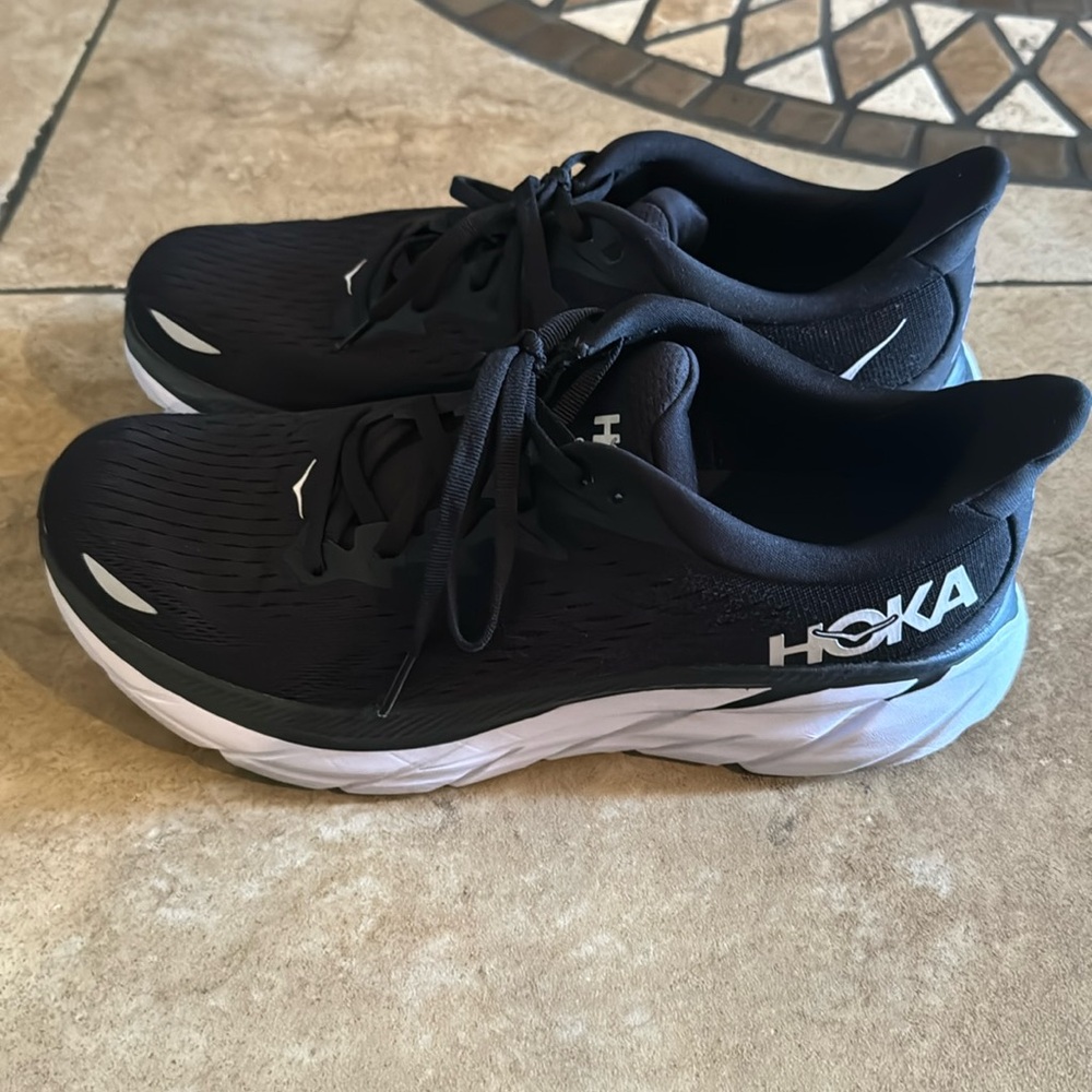 Hokas black